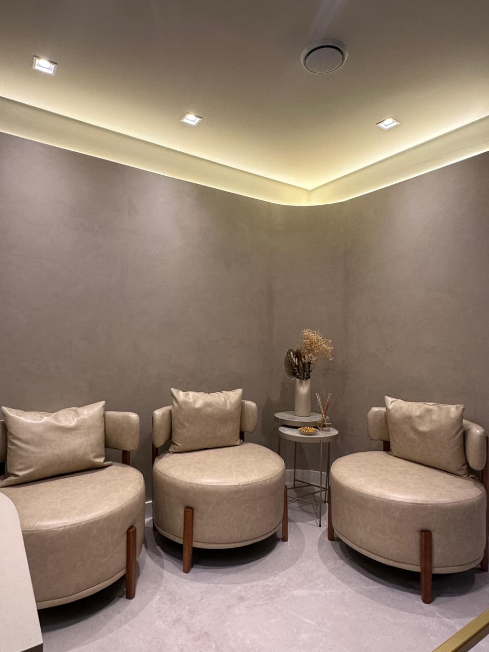Sala de espera acolhedora da Nobre Laser em São José dos Campos